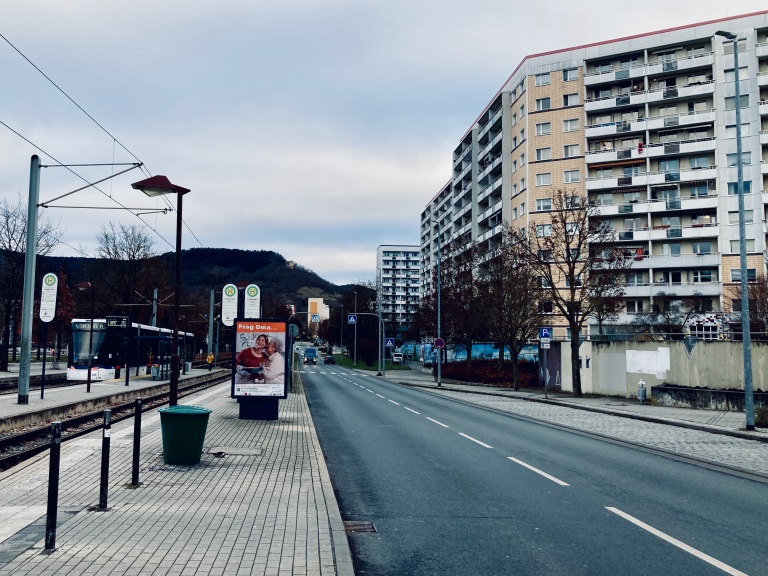 Blick von der Haltestelle Lobeda West auf die winterliche Karl-Marx-Allee